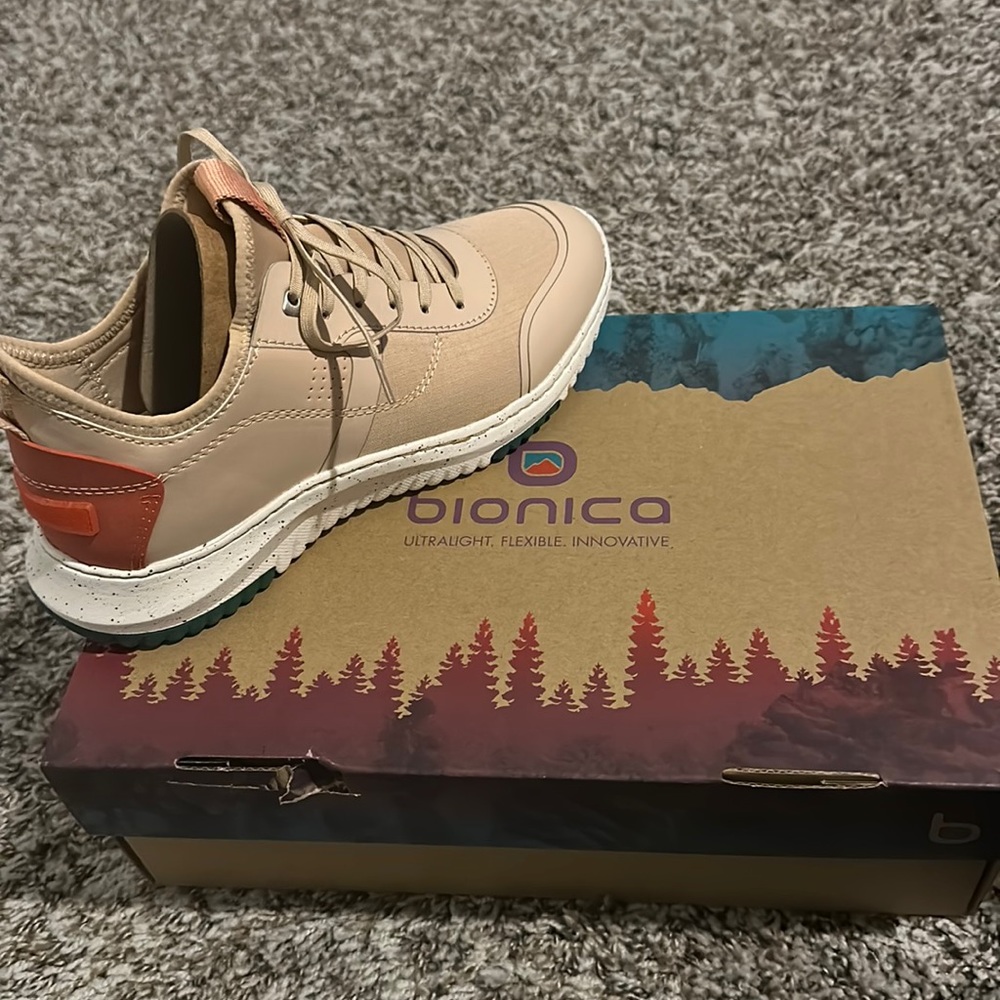 Brand new Womens size 9 brown sneaker